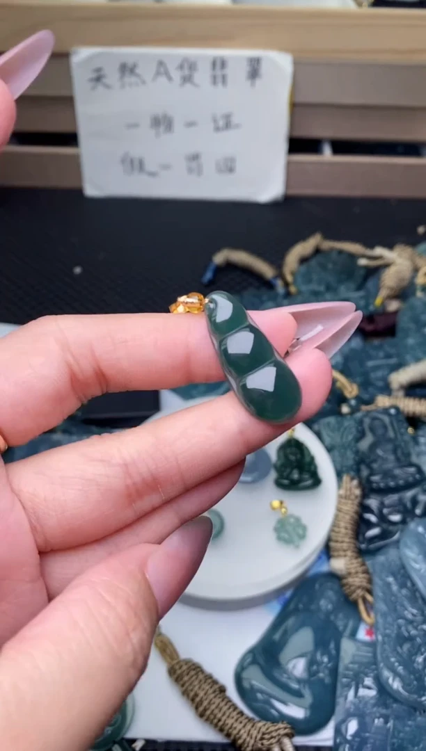 颈饰未镶嵌翡翠