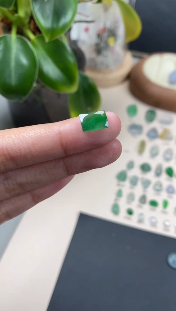 【闪购商品】翡翠颈饰未镶嵌翡翠冰绿马鞍