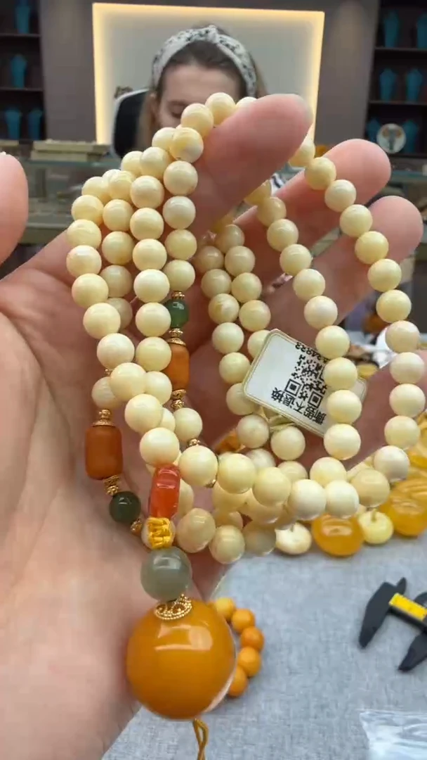 琥珀颈饰未镶嵌191秒拍号 假一罚三