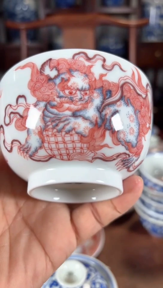 柴窑釉里红双狮纹杯杯