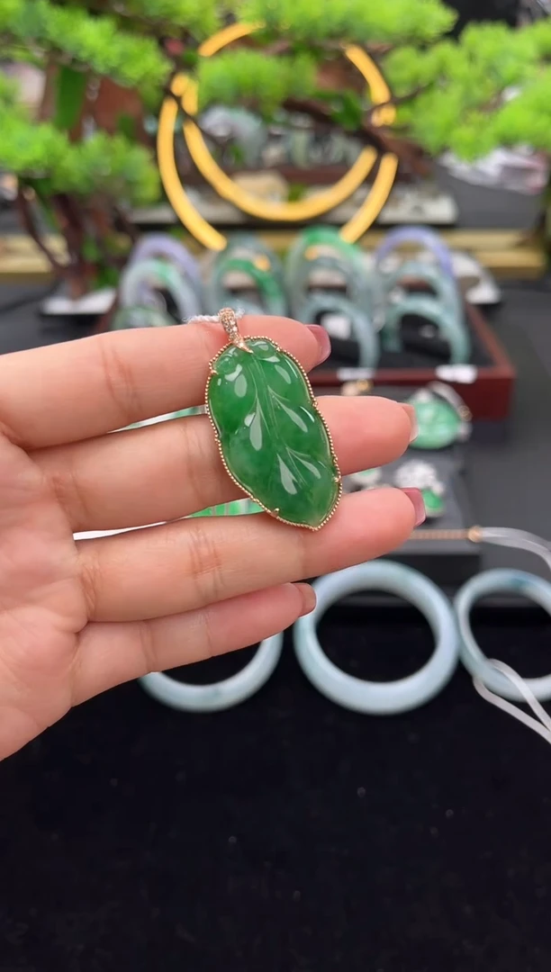 颈饰18K金镶嵌翡翠吊坠