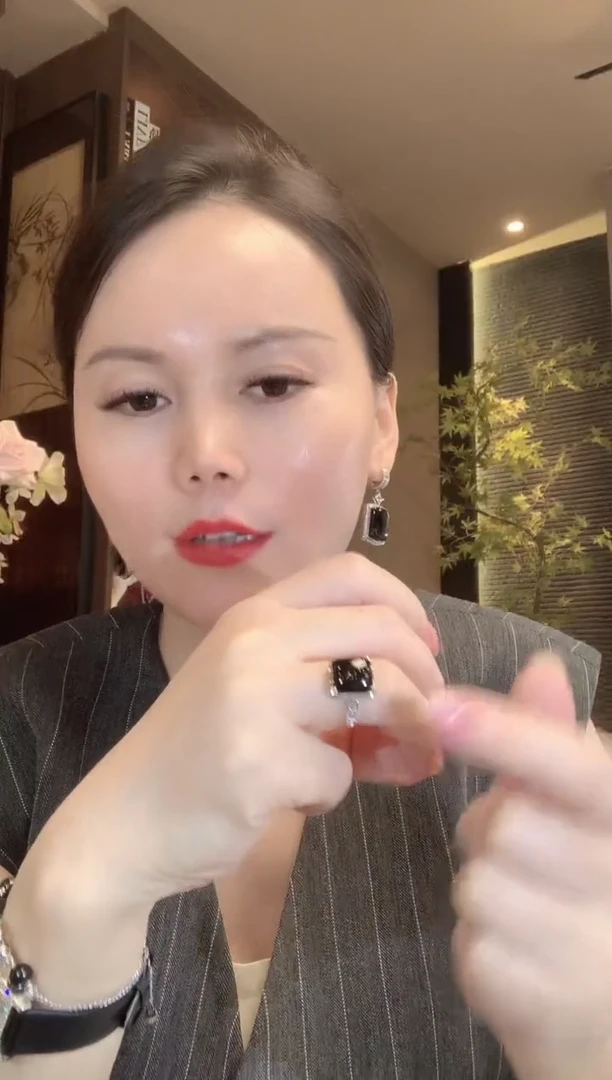 18K金镶嵌戒指翡翠A8 多样性发货一件