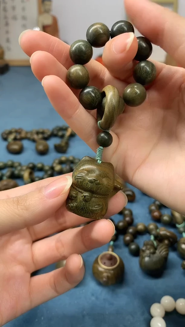 【闪购商品】维腊木（绿檀）把件招财猫 盘玩件