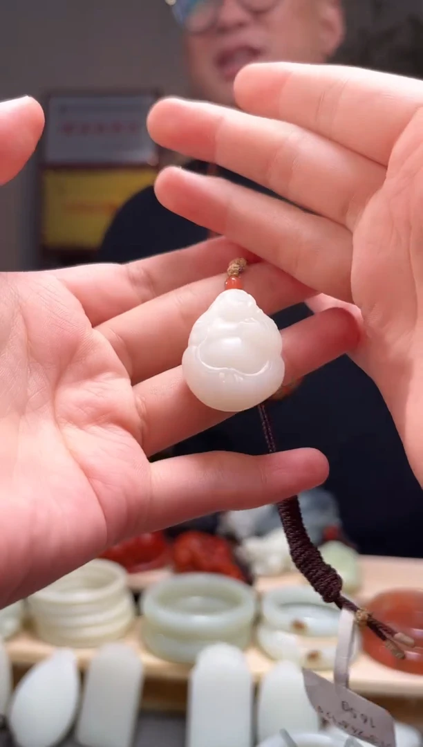 颈饰未镶嵌和田玉吊坠