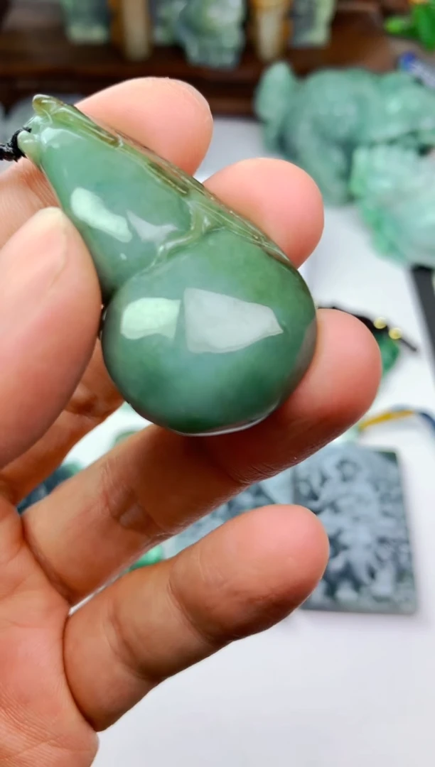 颈饰未镶嵌翡翠摆**生葫芦