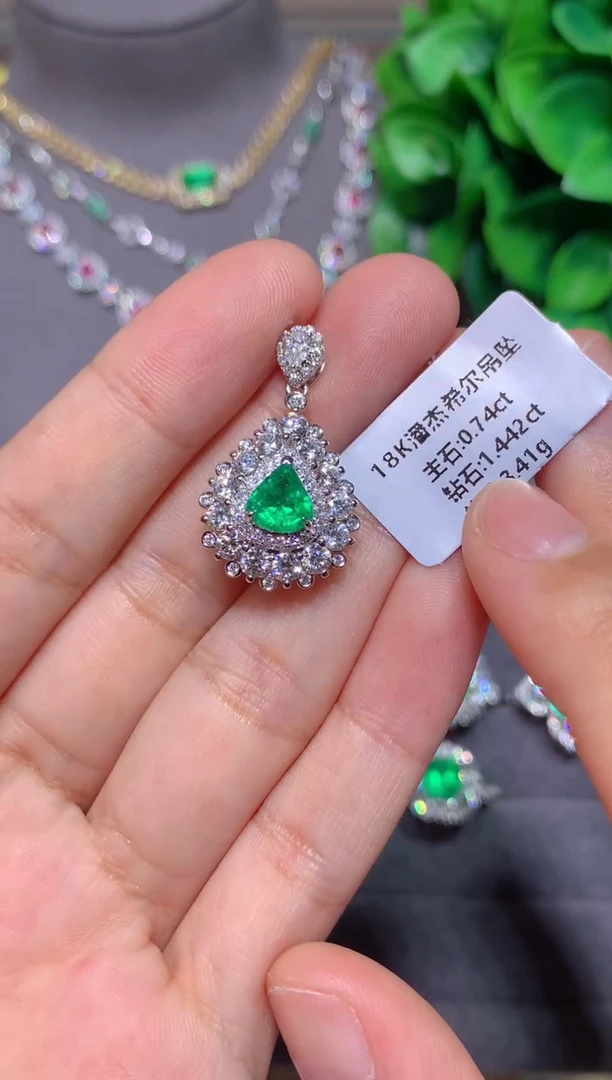 吊坠(不含链)18K金镶嵌祖母绿0.74CT