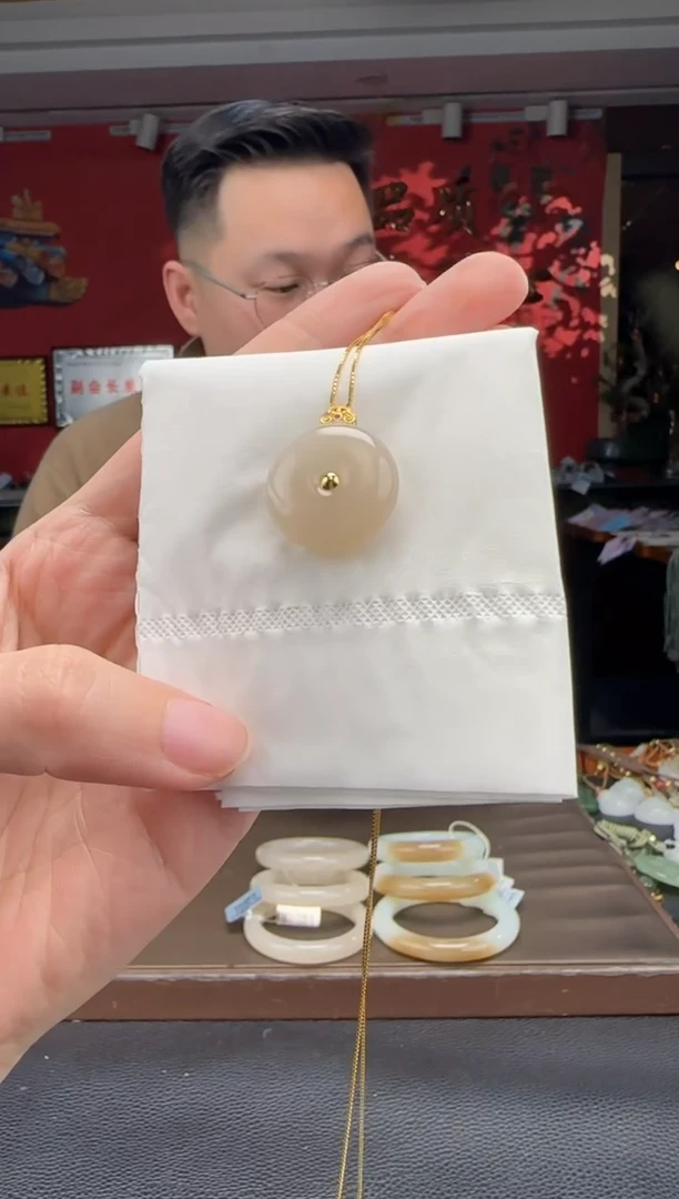 颈饰18K金镶嵌和田玉藕粉平安扣