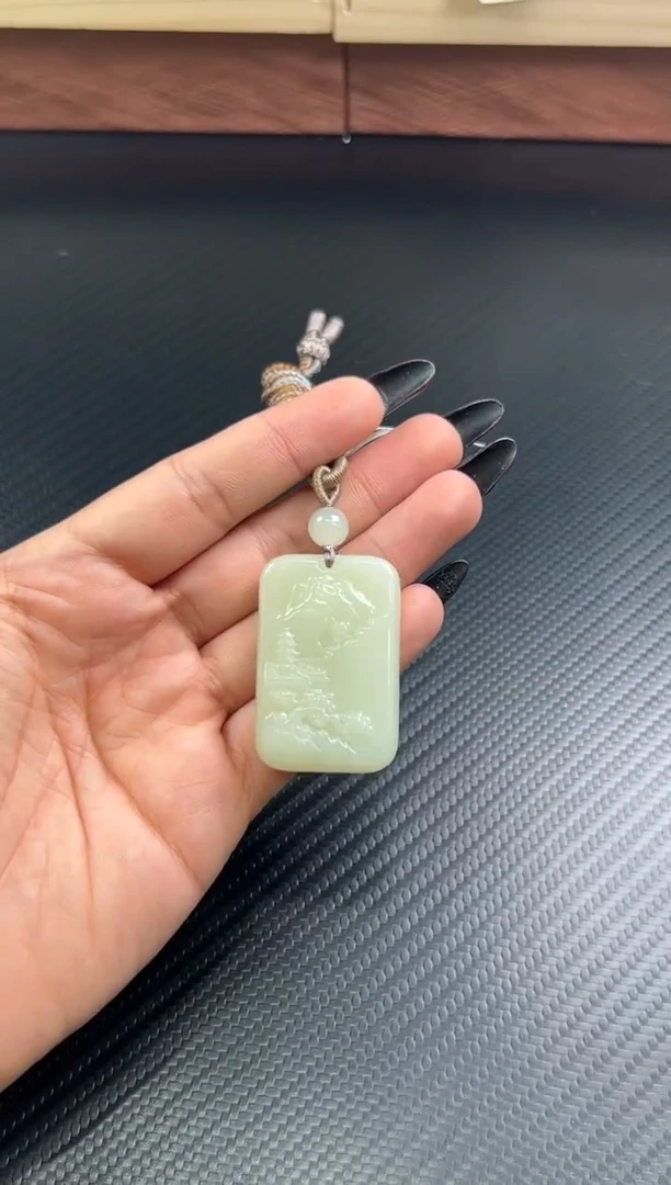 吊坠(赠链)未镶嵌和田玉迪克兰微色差