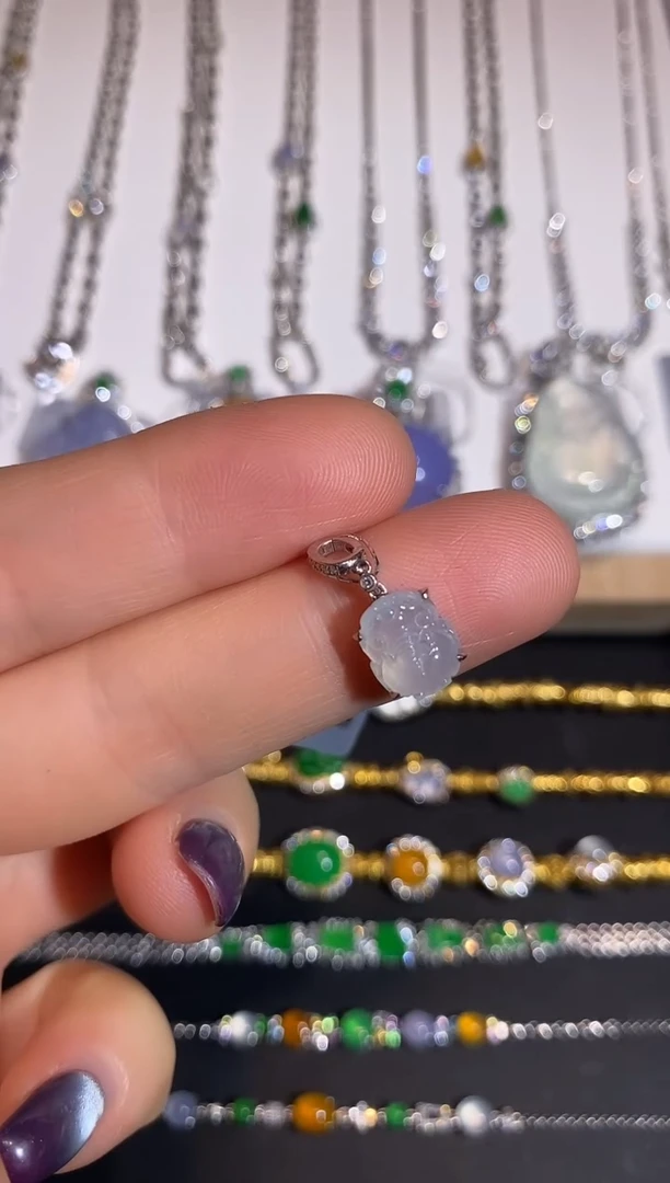 颈饰18K金镶嵌翡翠吊坠