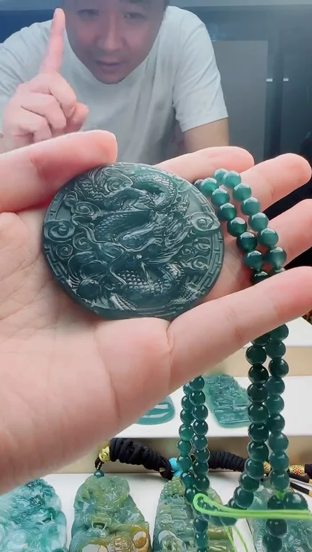 颈饰未镶嵌翡翠多样性发其中一