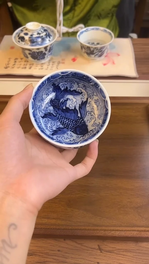 问青坊纯手工手绘青花大鱼柴窑炉式杯