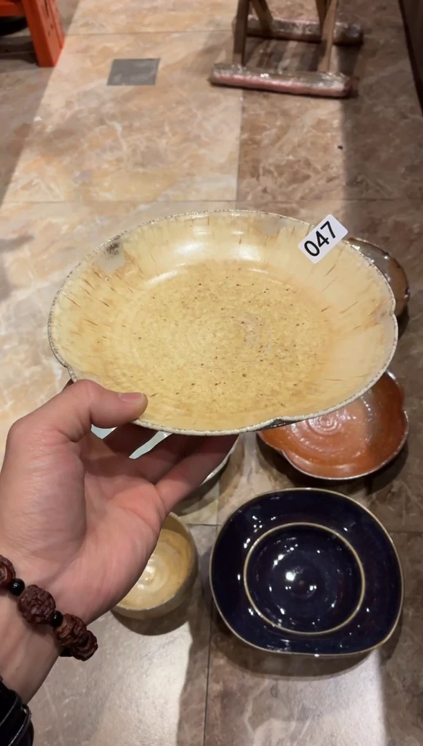 瓷片N***?47燕麦色花瓣盘1个