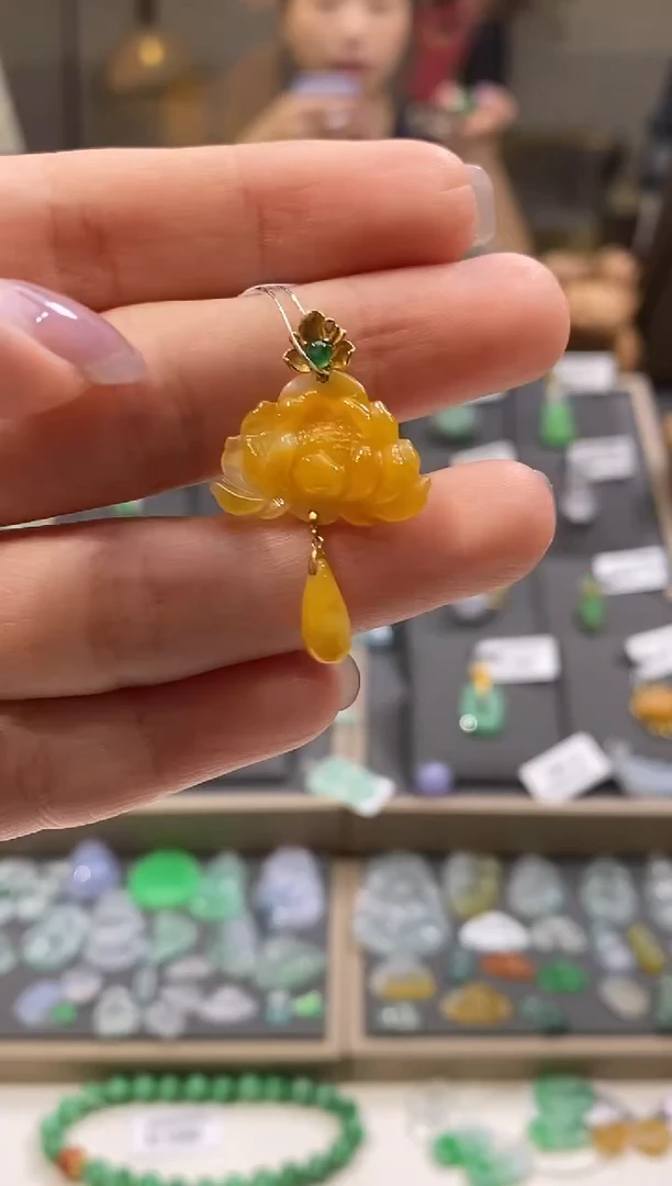 颈饰18K金镶嵌翡翠莲花