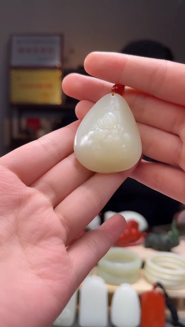 颈饰未镶嵌和田玉吊坠