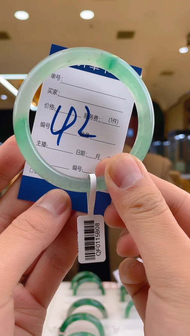 【闪购商品】石英质玉手镯未镶嵌飘花