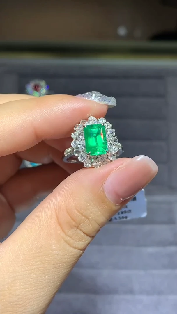 18K金镶嵌戒指祖母绿2.12CT
