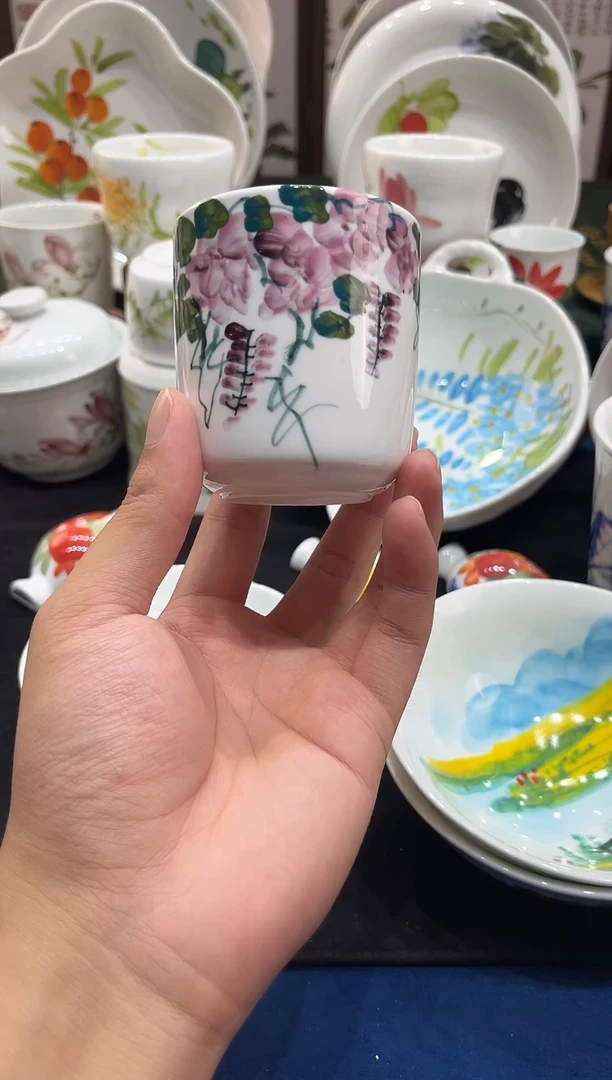 摆件景德镇高温釉下手工手绘高白泥主人杯紫藤花