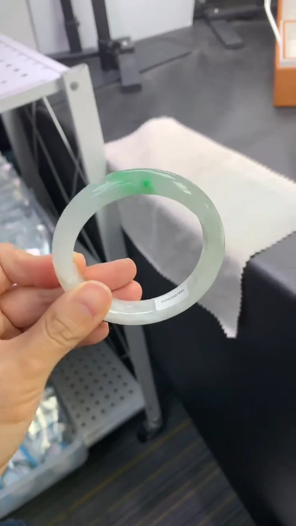 未镶嵌手镯翡翠退货需手镯吊牌标签完好