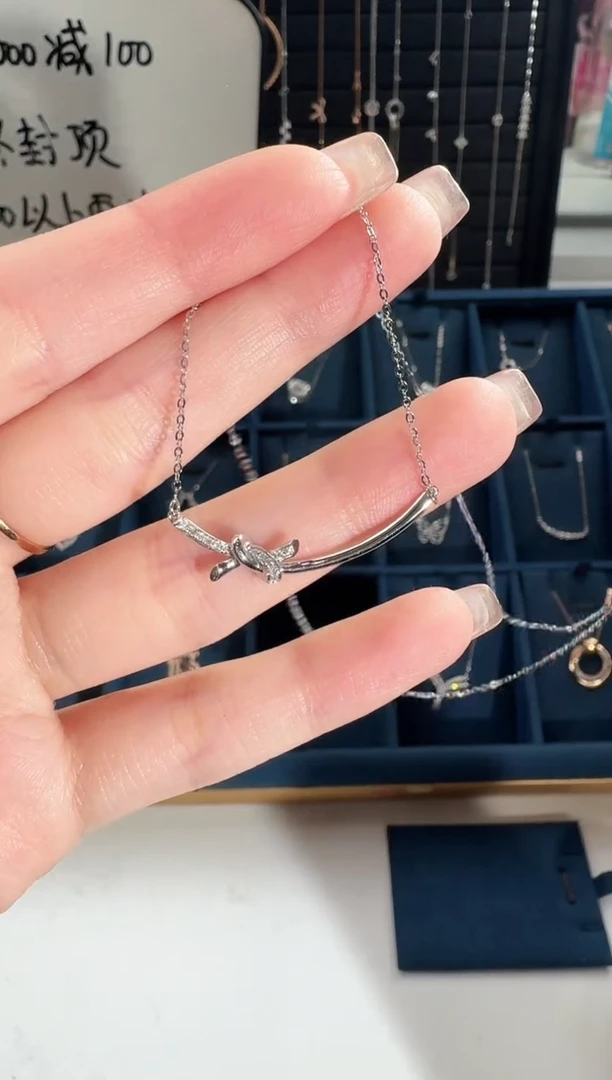 颈饰18K金镶嵌钻石绳结微笑2.11g