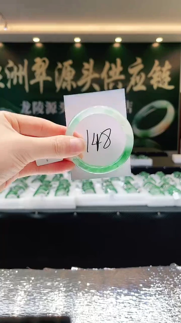 未镶嵌手镯石英质玉（非洲翠）微瑕一经发货运费不退介意勿拍