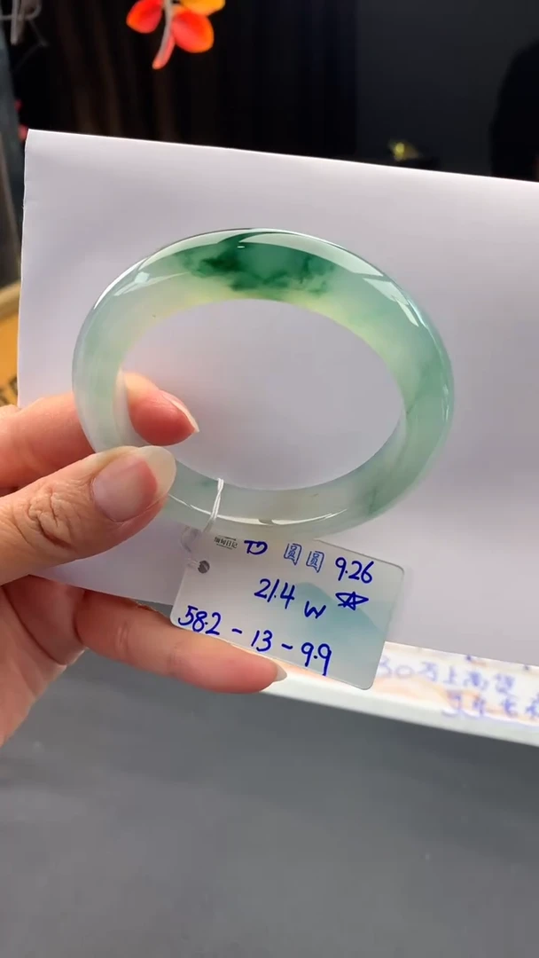 未镶嵌手镯翡翠自带#送人#，联系客服核对地址~