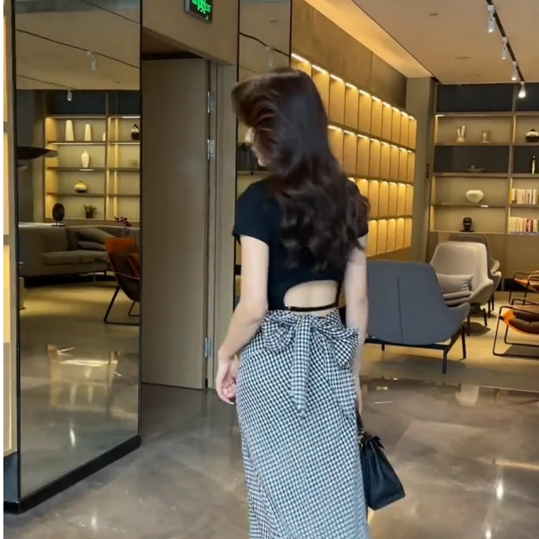 【梦婷家】夏季百搭短袖后背设计感黑色镂空上衣-2465