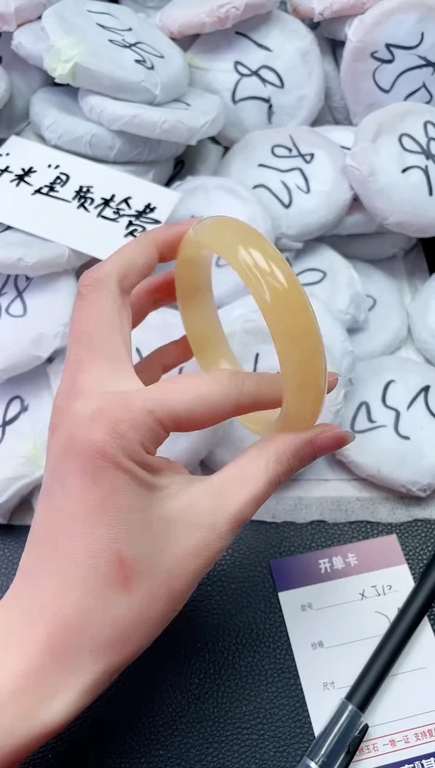 【闪购商品】石英质玉手镯未镶嵌X510