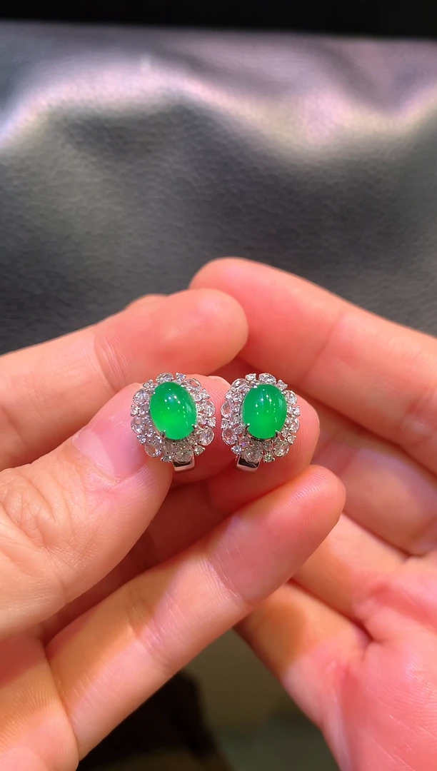 18K金镶嵌翡翠耳饰满色满绿蛋面耳包