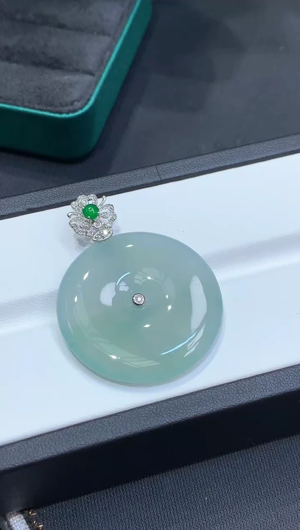 18K金镶嵌挂件翡翠扣子