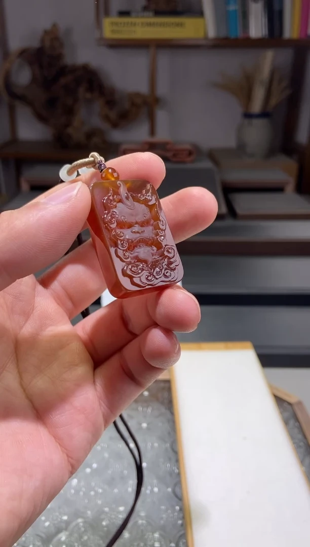 琥珀颈饰未镶嵌貔貅方牌