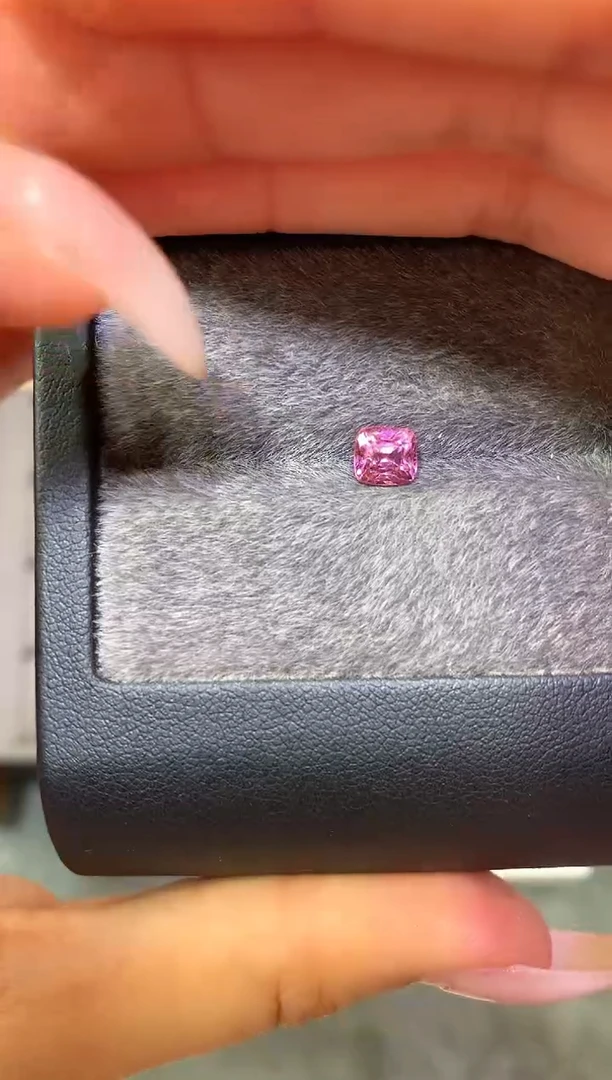 未镶嵌裸石定制尖晶石枕型 丁香色调 1.00ct