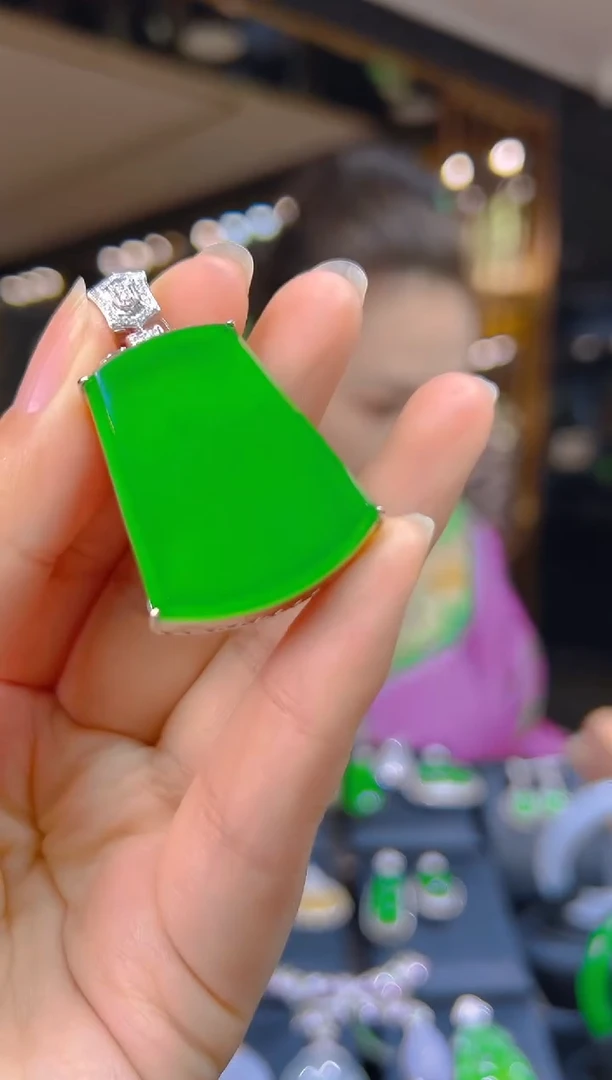 翡翠18K金镶嵌吊坠(赠链)116