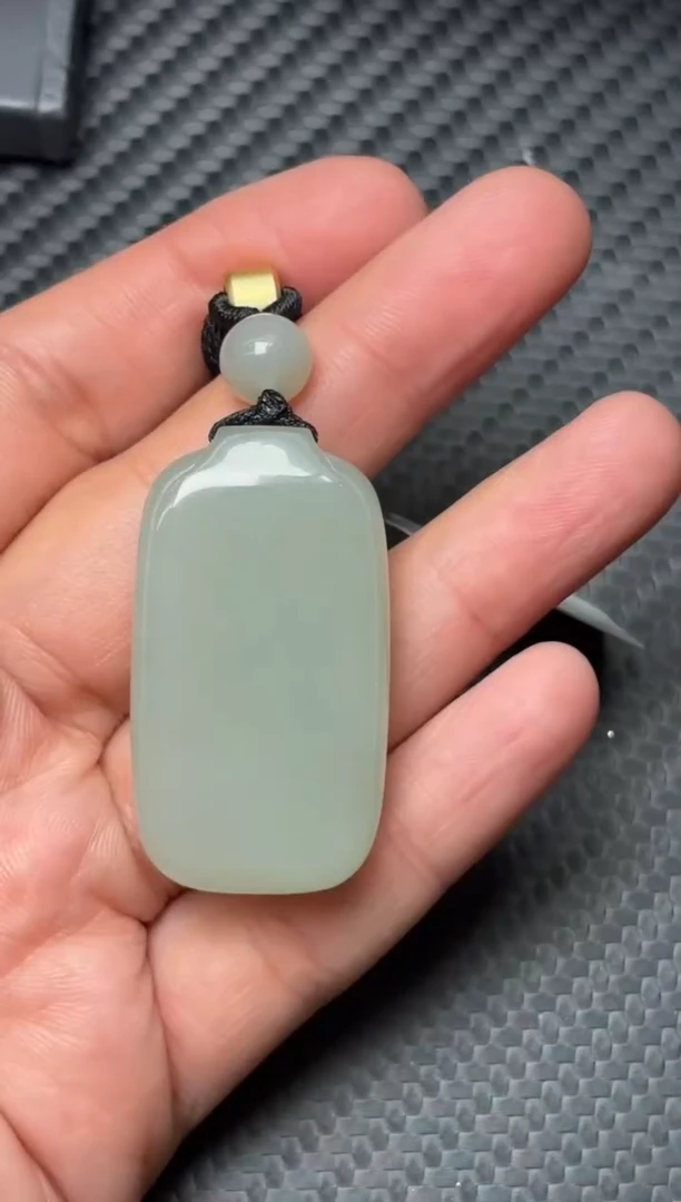 吊坠(赠链)未镶嵌和田玉且末近矿微色差吊坠s