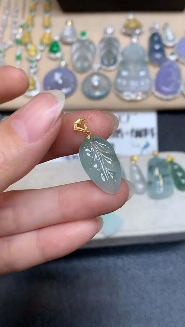 颈饰18K金镶嵌翡翠树叶【无服务费