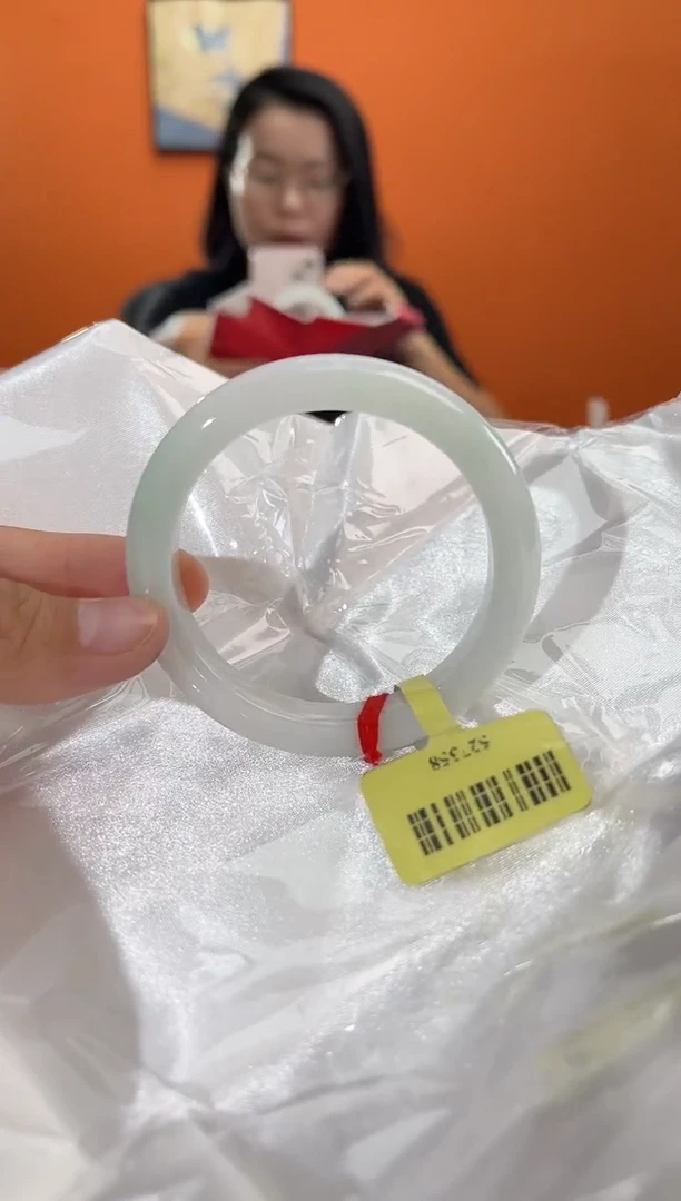 翡翠手镯未镶嵌翡翠手镯