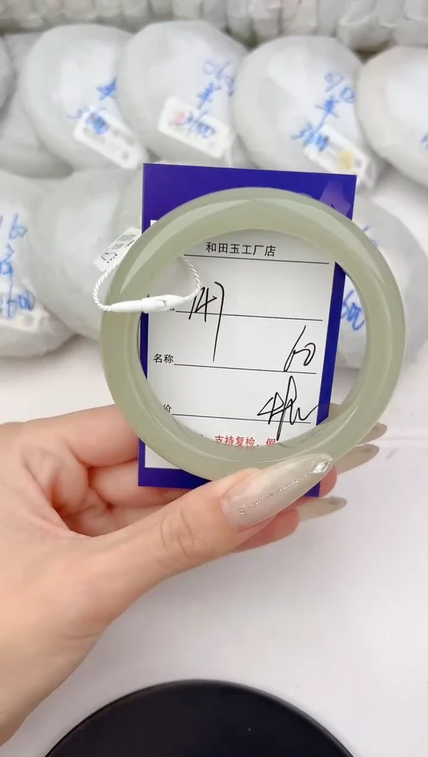 和田玉手镯未镶嵌147颜色微差无瑕疵