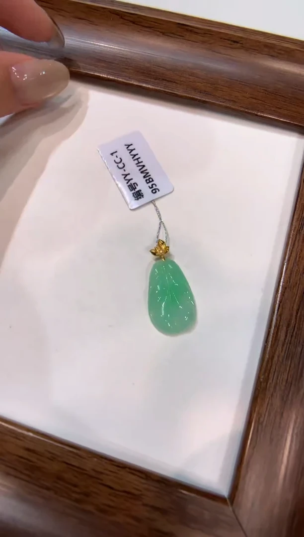 颈饰18K金镶嵌翡翠叶子