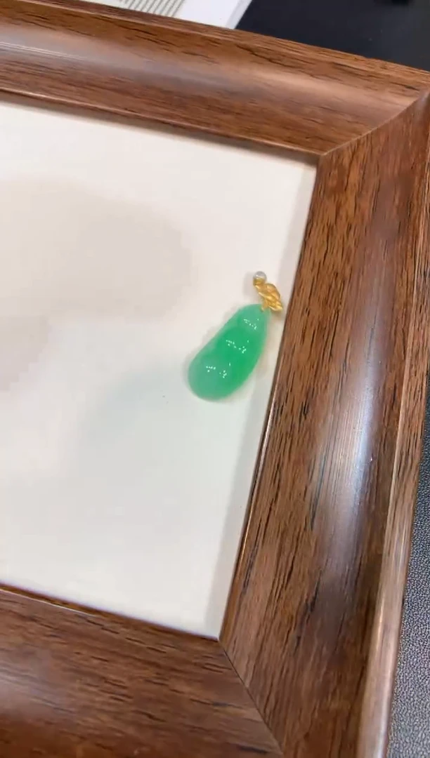 颈饰18K金镶嵌翡翠福豆