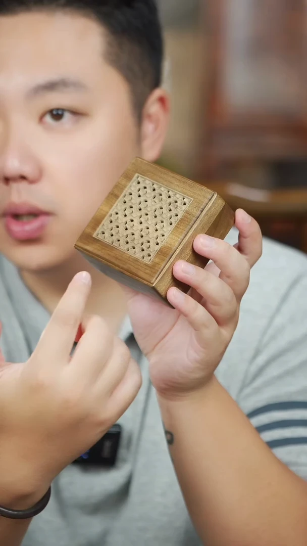 金丝楠镂空梅花方形香盒9cm