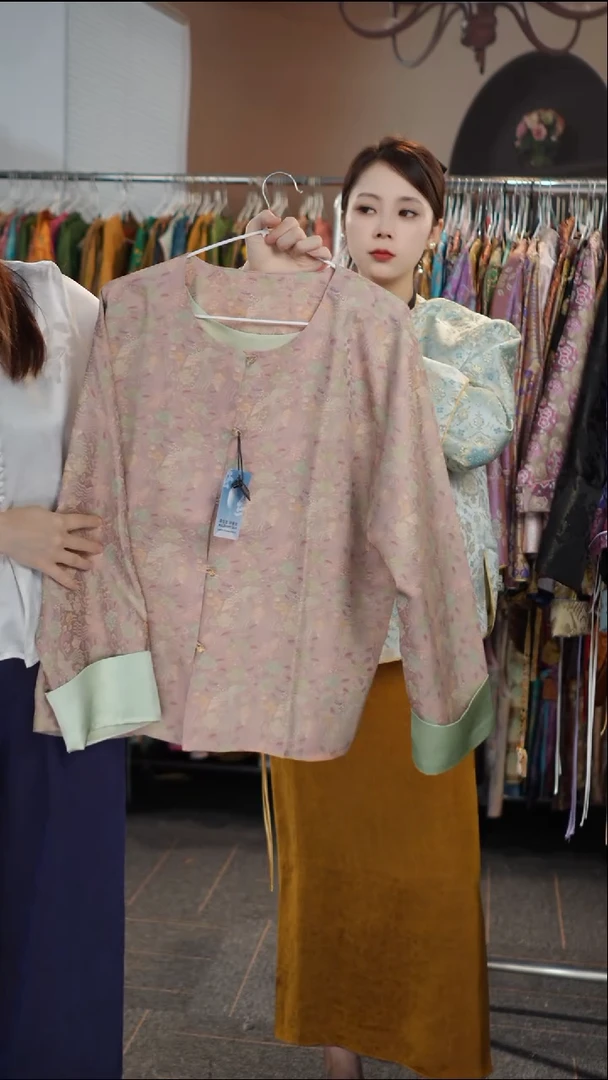 圆领万事利外套