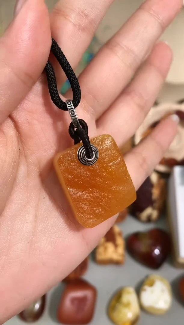 未镶嵌琥珀裸石琥珀