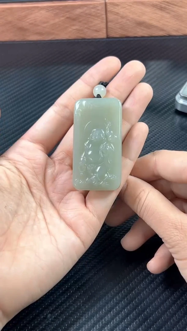 吊坠(赠链)未镶嵌和田玉且末微色差近矿