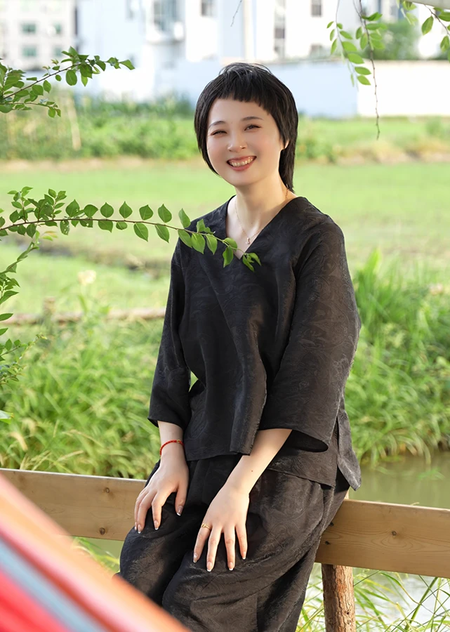 小董服饰2025026-1浮光跃金百搭潮流款时尚衬衫