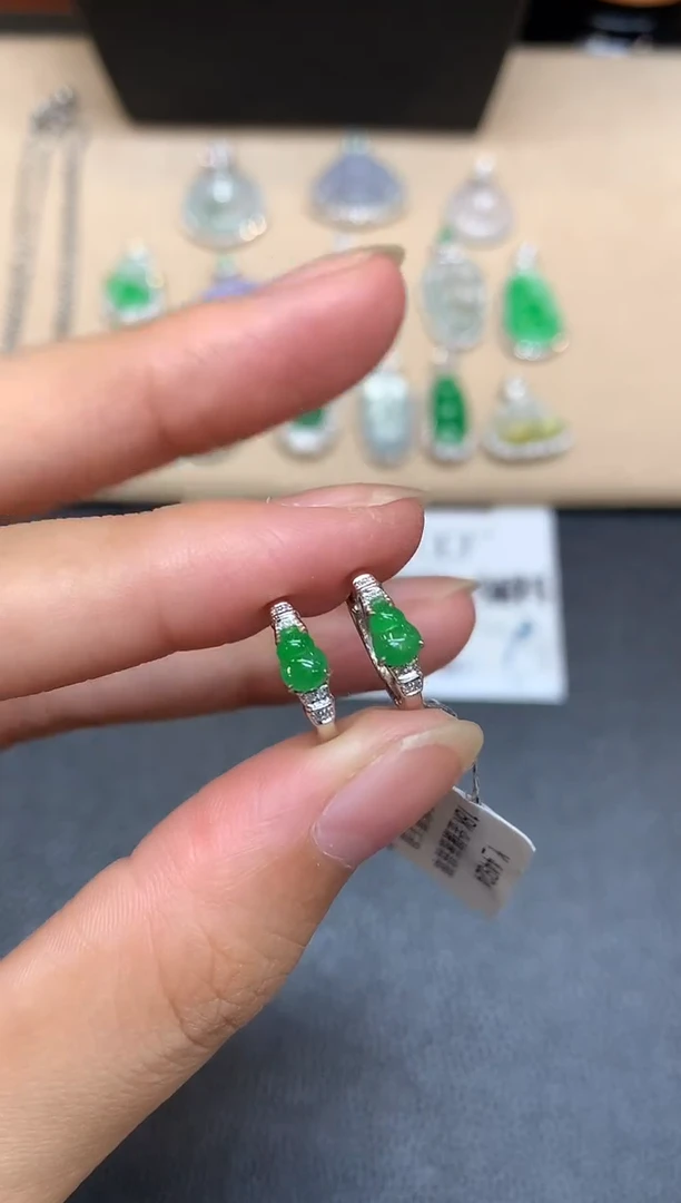 18K金镶嵌翡翠耳饰葫芦【无服务费