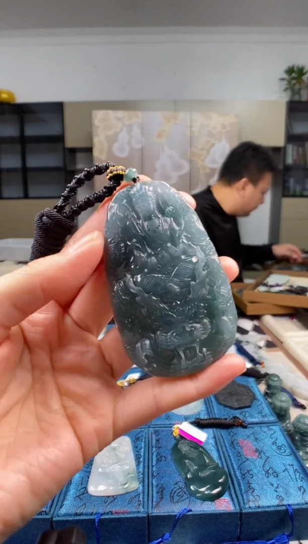 颈饰未镶嵌翡翠Z*?多样性发其一