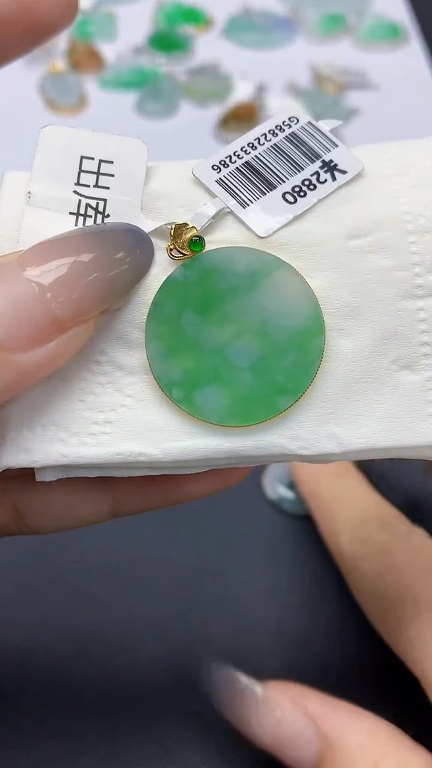 翡翠18K金镶嵌颈饰天然缅甸a货翡翠