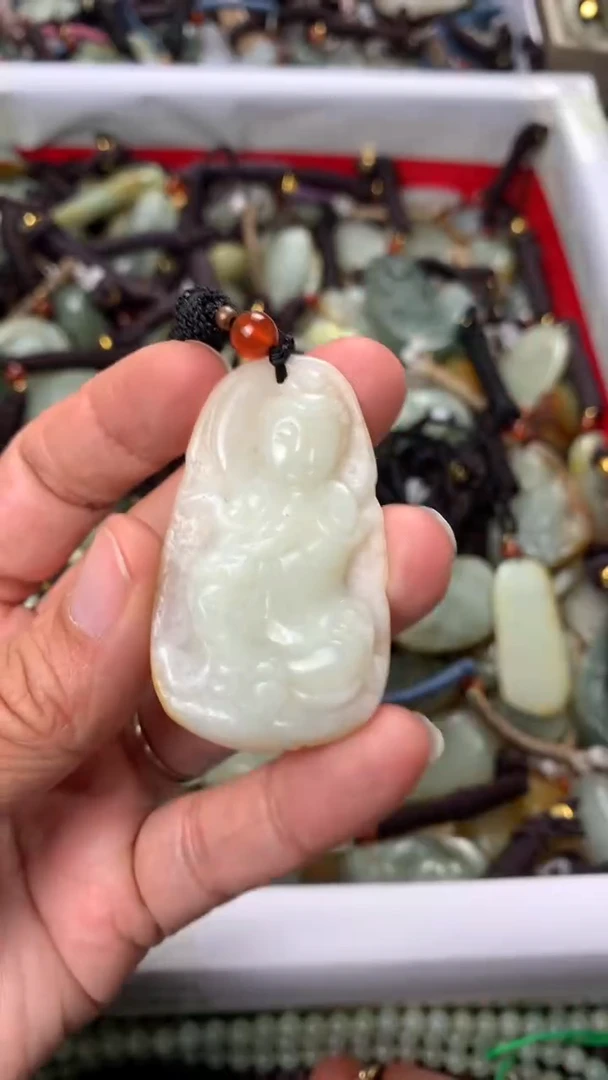 【闪购商品】和田玉颈饰未镶嵌多样性发货没有证书.拍一发一，有瑕