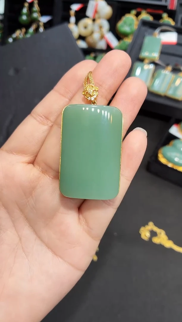 吊坠(赠链)18K金镶嵌和田玉48MM 多样性发一