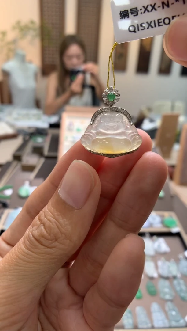 颈饰18K金镶嵌翡翠佛公