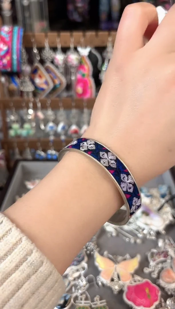 彩云南阁非遗老绣苗银饰品554